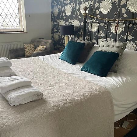 King Size Bed & En Suite Rolled Top Bath Private Lane Харрогейт Экстерьер фото